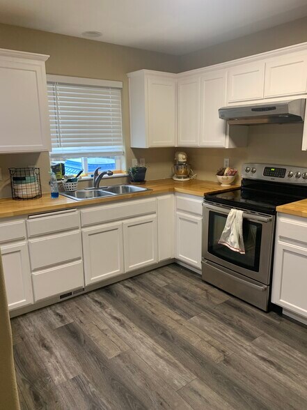 Kitchen - 206 E Illinois St