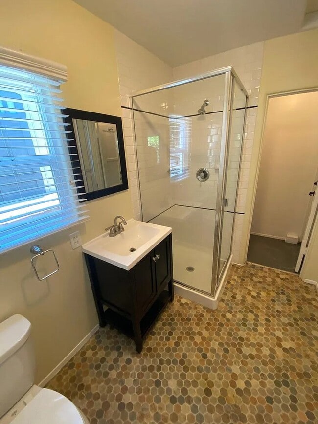 Building Photo - Spacious Studio aand 1-bedroom Apartments in Mission Hills – Prime Location!