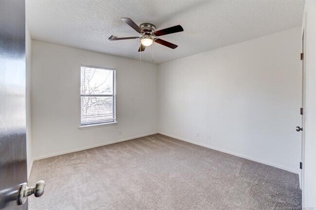 Building Photo - 3 Bed 2 Bath 2 Car Garage in Highly Desired Jenks Schools