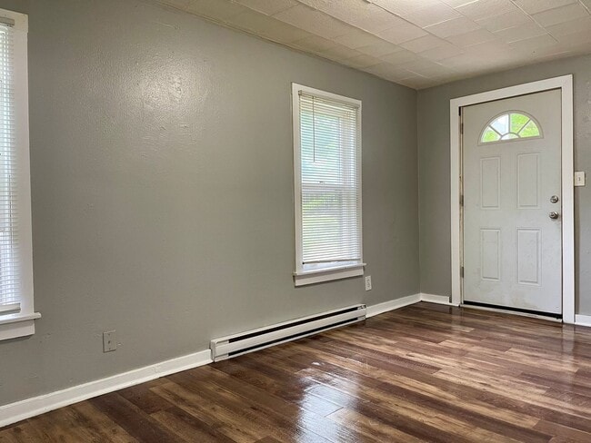 Building Photo - Darling 2 Bedroom 1 Bathroom Home in Minne...