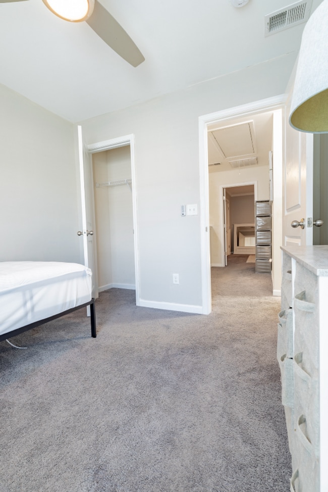 Building Photo - Updated 3BR Townhouse with Kitchen Island & Walk-In Closets