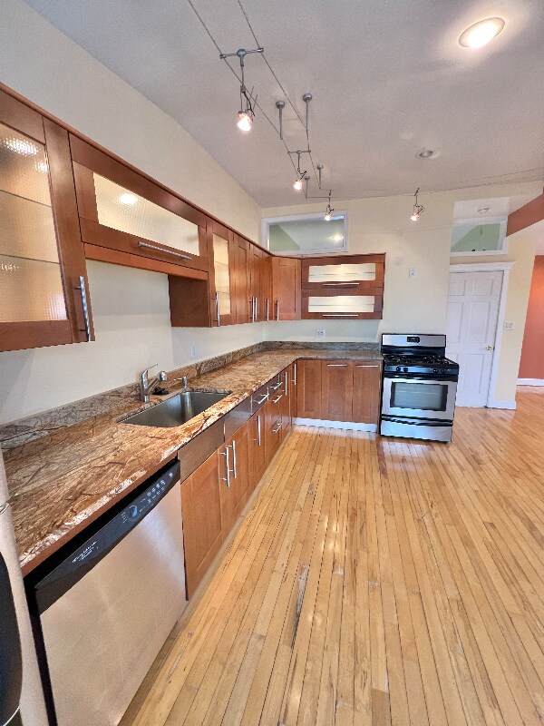 Building Photo - 13 Messenger St