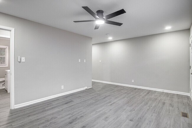 Building Photo - 2 Bed 1 Bath walking distance to downtown Chapel Hill and UNC