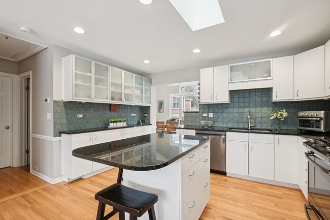 Building Photo - 689 E Illinois Rd