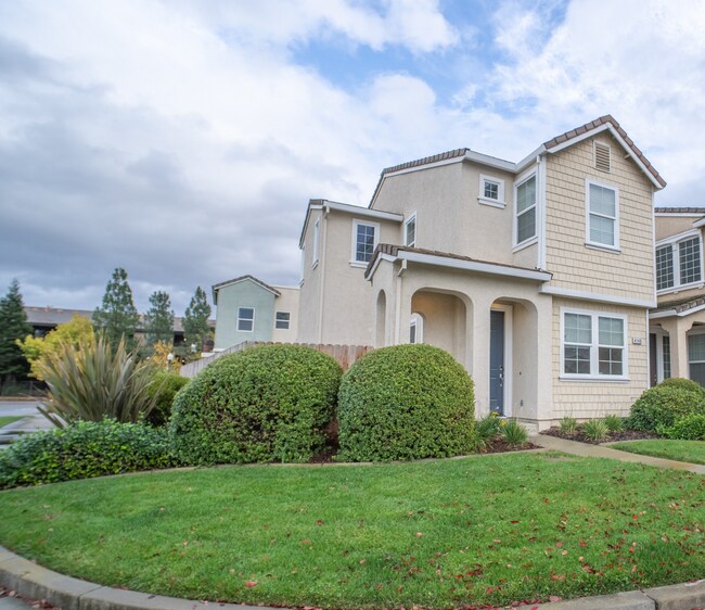 Building Photo - Amazing Natomas 3/2.5 - Waiting For You!  ...