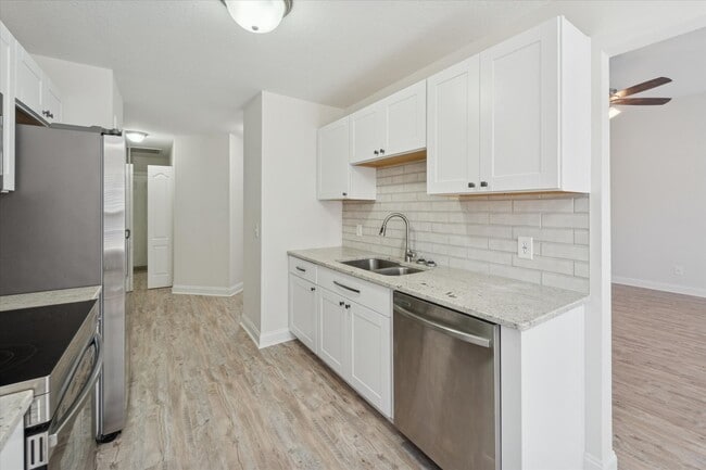 Building Photo - AVAILABLE NOW! (Pet Friendly)