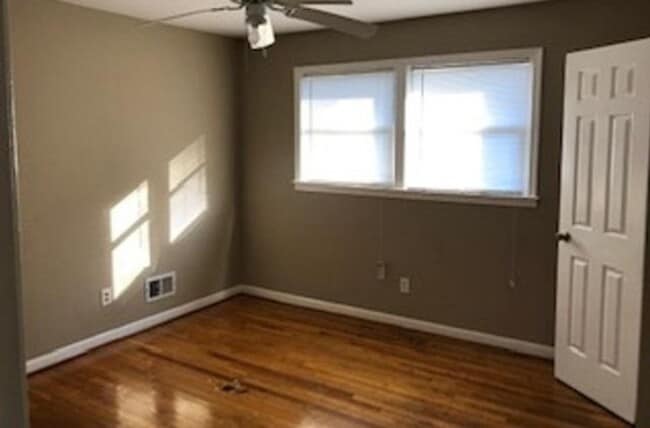 Building Photo - 304 Hickory Ridge Dr