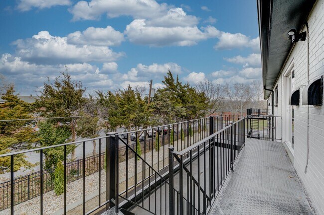 Building Photo - Heartwoods Manor