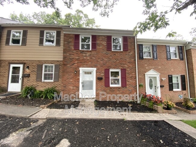 Primary Photo - 531 Olde Greenwich Cir