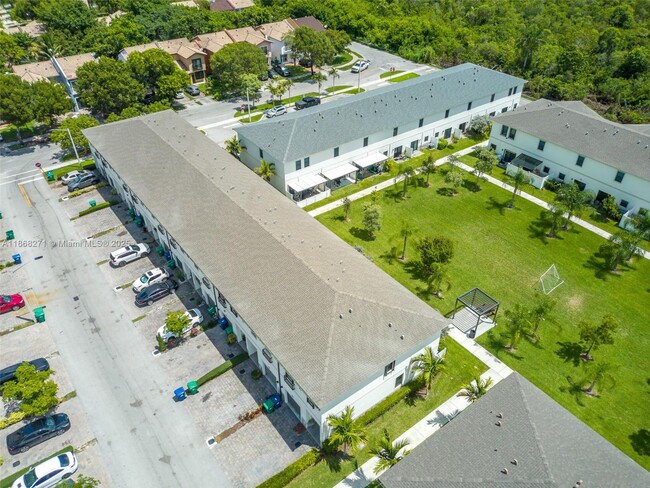 Building Photo - 1141 SW 6th Ct
