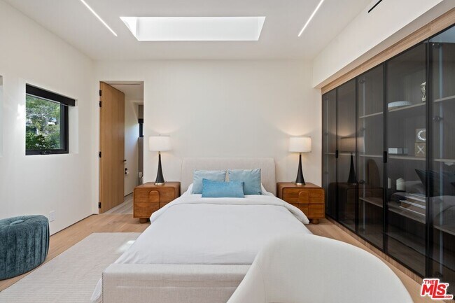 Building Photo - 2501 Banyan Dr