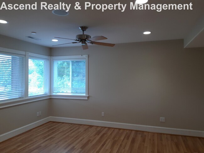 Building Photo - Unique Opportunity to Lease 2 Bed Lower Unit in Executive Home Utilities Included Quick Access to...