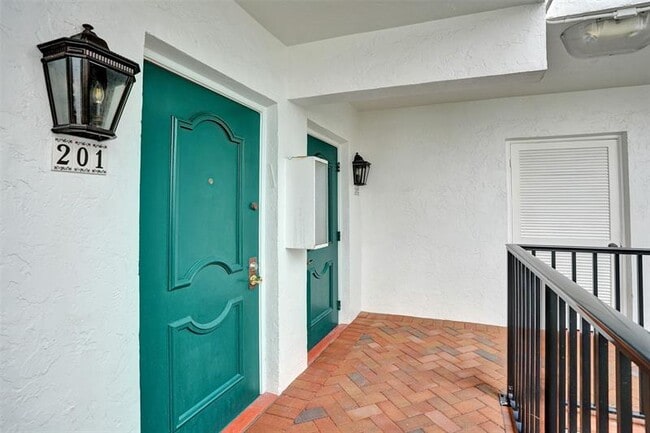 Building Photo - 1212 SE 2nd Ct