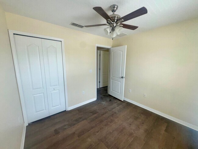 Building Photo - 3 Bedroom 2.5 Bath Treviso Townhome minute...