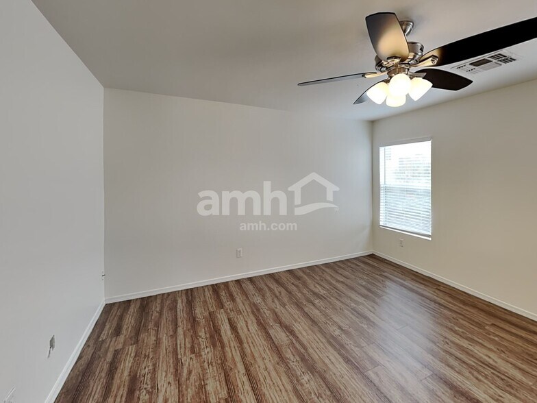 Building Photo - 12717 W Paradise Dr