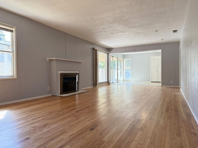 Building Photo - Spacious 2/2 home near shopping