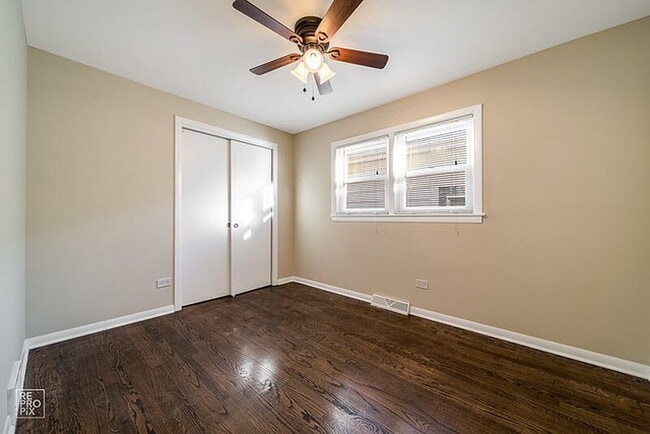 Building Photo - Located in Chicago’s desirable Mount Greenwood neighborhood