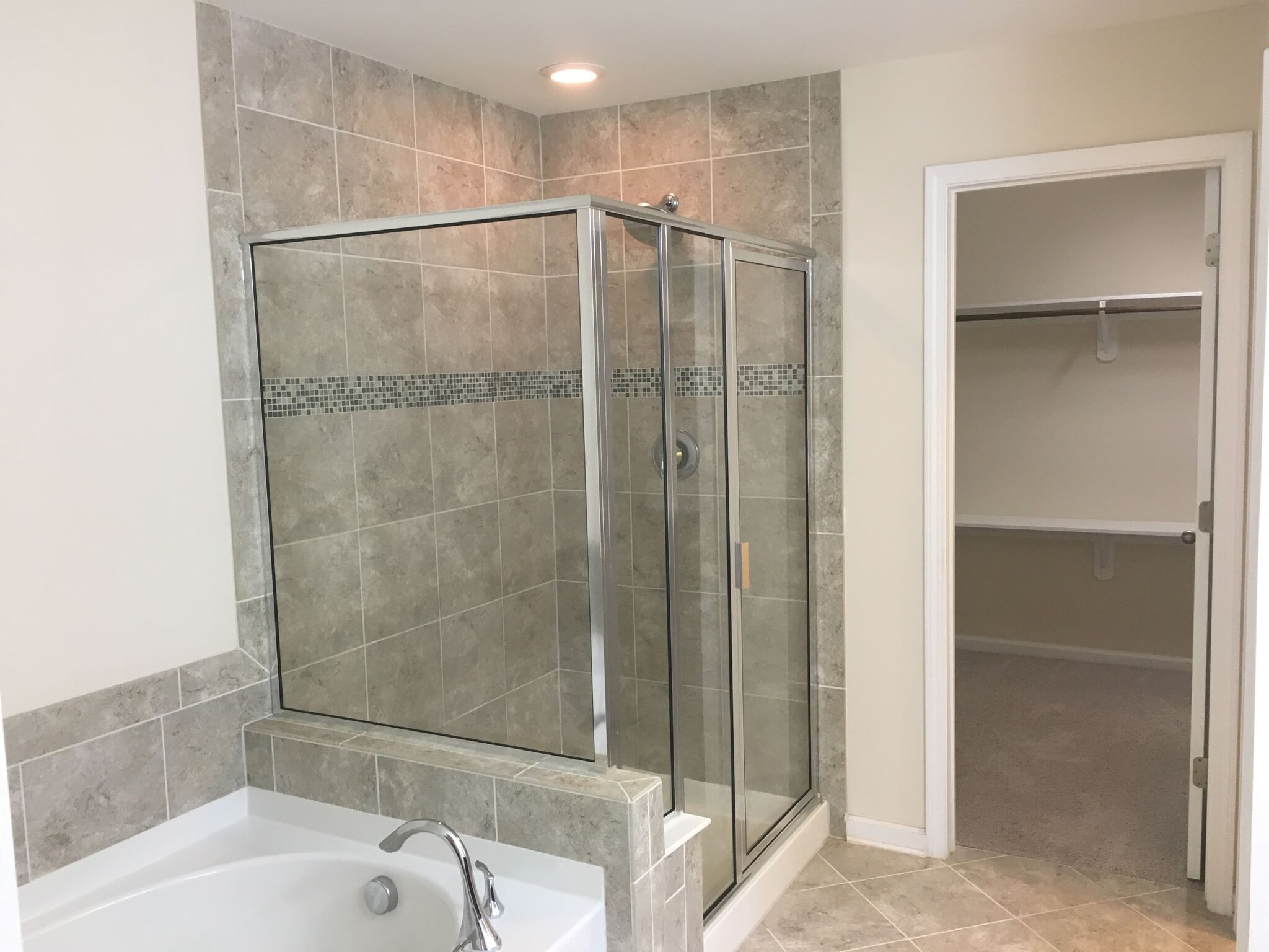 Master bathroom - 530 Methven Grove Dr
