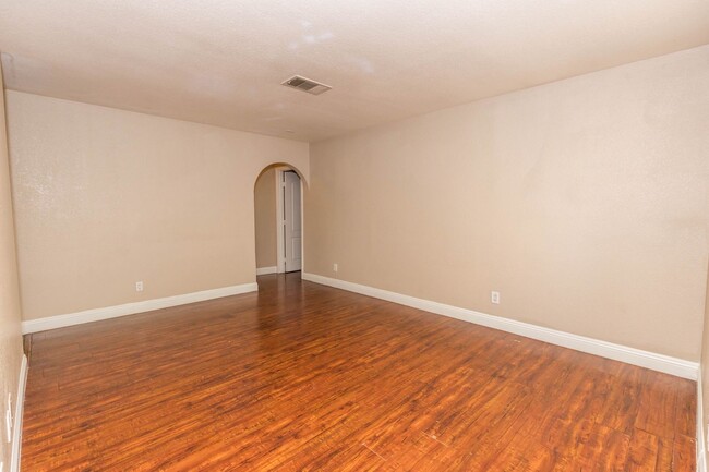 Building Photo - Lovely 2 Bedroom Condo Now Available!