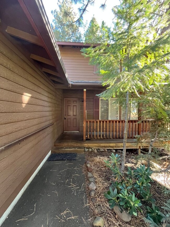 Building Photo - Splendid 3-bdr/2.5 bath home in the beauti...