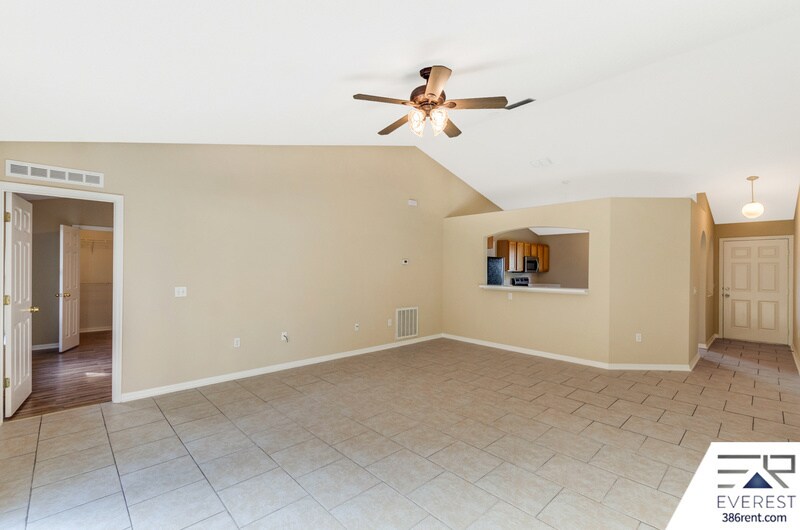 Building Photo - 5 Lancelot Dr