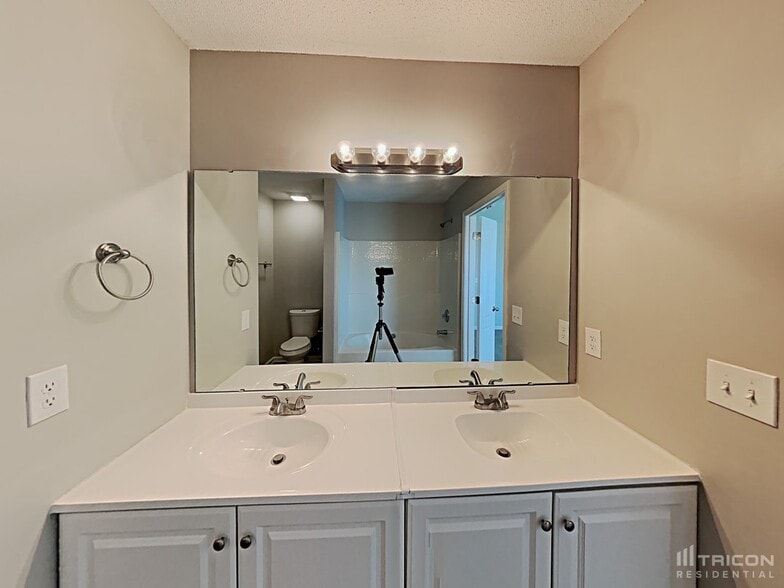 Building Photo - 2801 Trassacks Dr