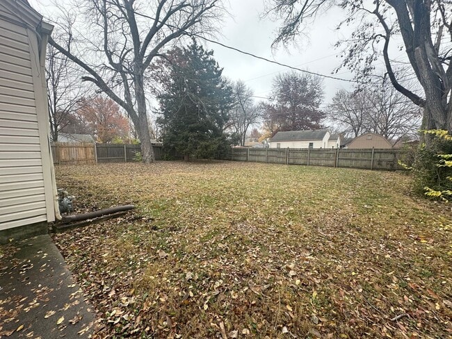 Building Photo - Charming 2 bedroom, 1 bath on a corner lot with large fenced backyard.