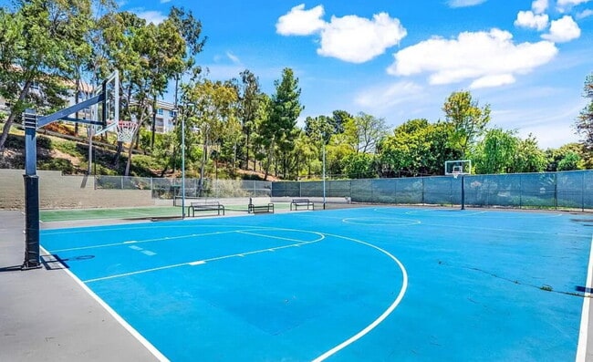 Building Photo - This 1-bedroom, 1-bathroom unit offers an ideal blend of comfort, convenience, and community