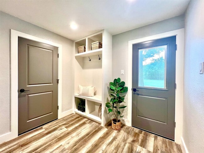 Building Photo - 701 Cannan Dr