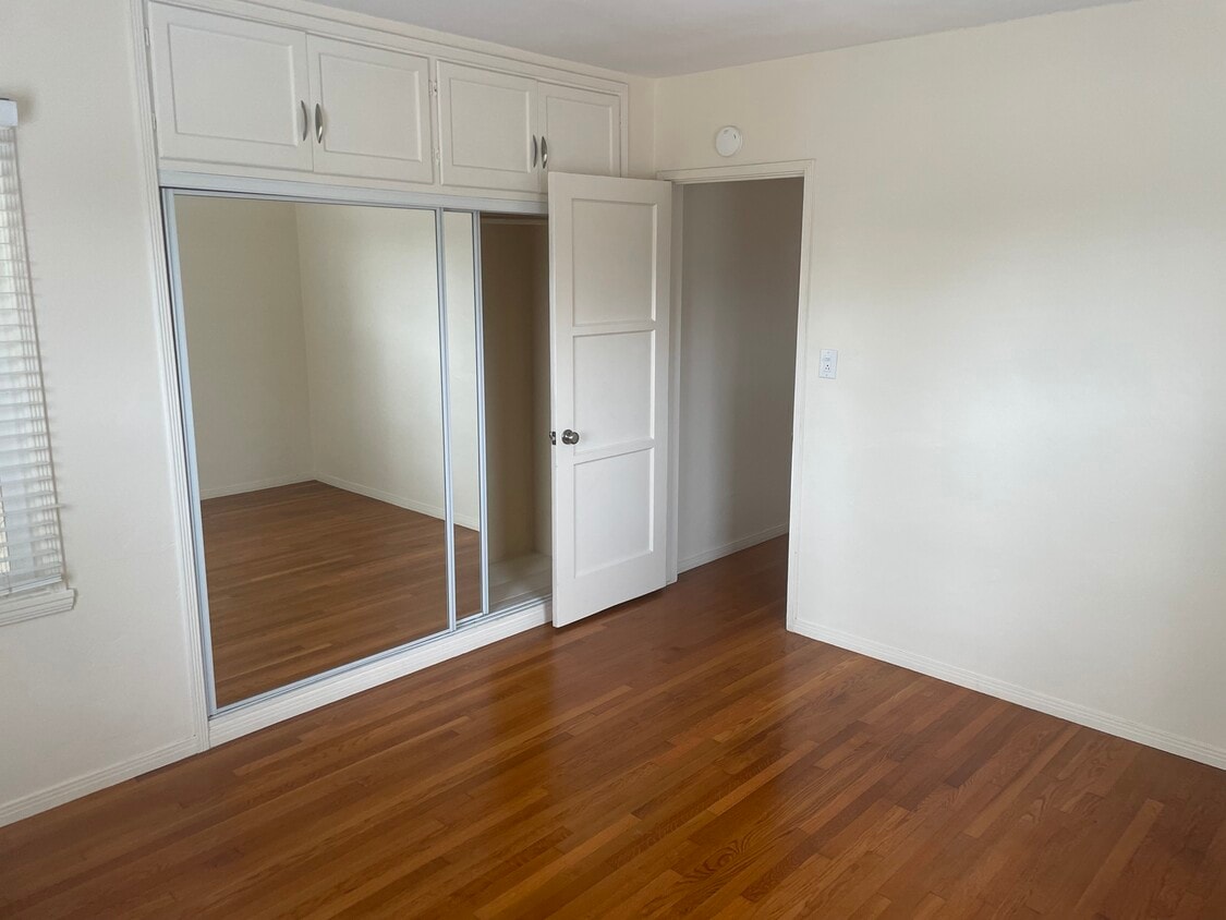 Building Photo - 4735 Lomitas Dr