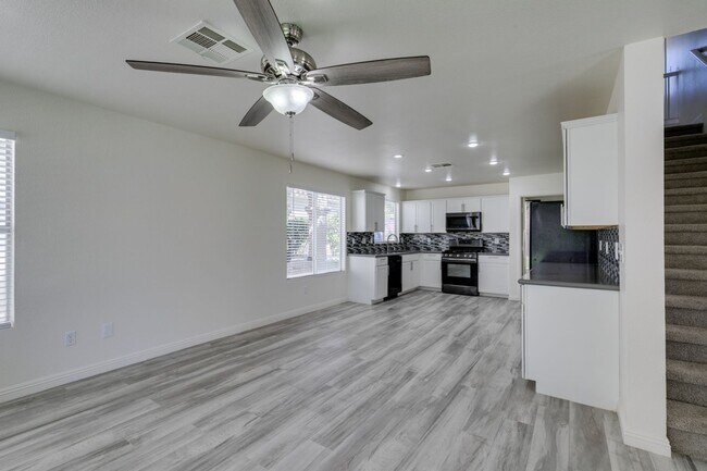 Building Photo - Stunning 4 bedroom, 2.5 bathroom