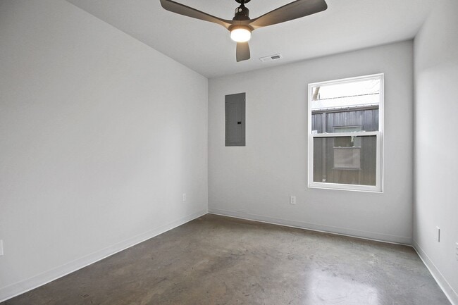 Building Photo - 202 3rd Ave