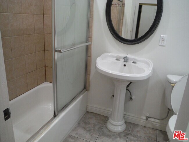 Building Photo - 1805 W 12th Pl