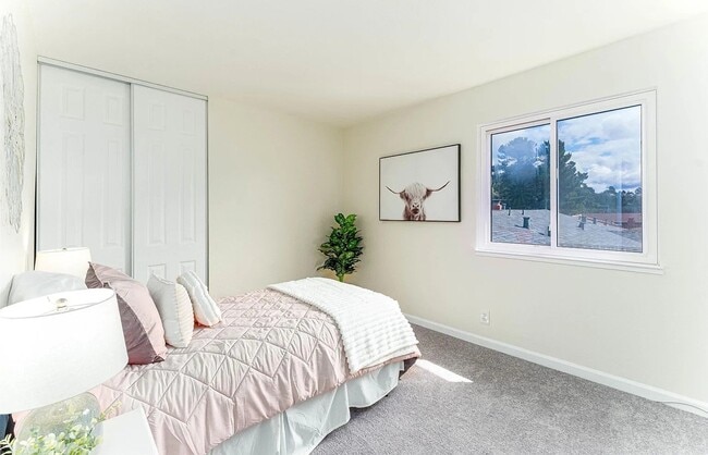 Building Photo - 7684 Surrey Ln