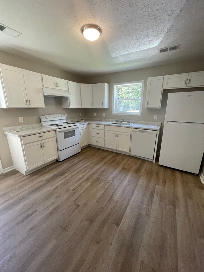 Building Photo - 1300 Moss St