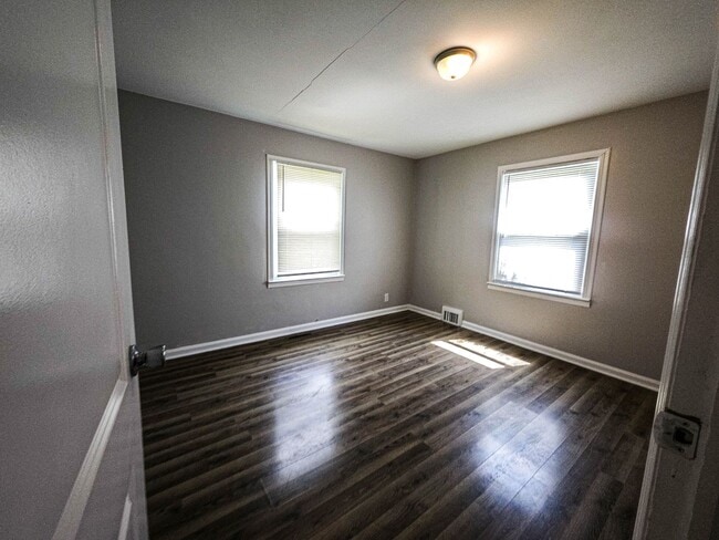 Building Photo - 3 Bedroom/2 Bathroom Home in Elberfeld wit...