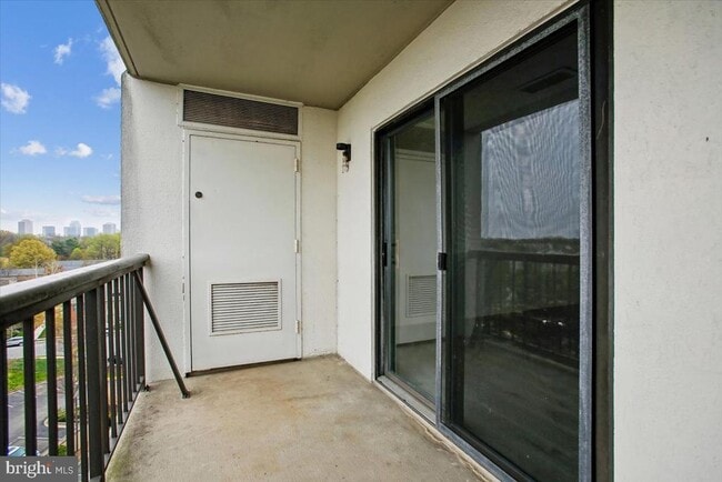 Building Photo - 3800 Powell Ln