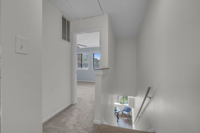 Building Photo - Ready NOW! 1 Block from the Bay! Pet Frien...