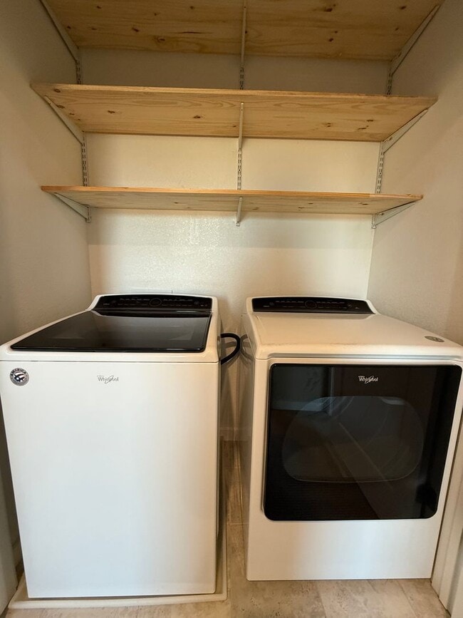 Building Photo - Stunning 3 bedroom and 2.5 bathroom home in McKinley Village!