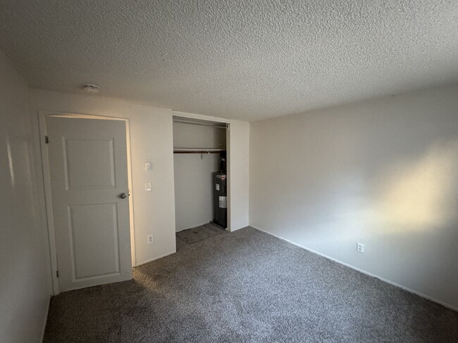 Building Photo - 2-bedroom / 1-bath, Near Transportation