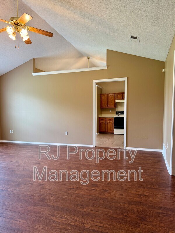 Building Photo - 6290 Oak Run Dr E