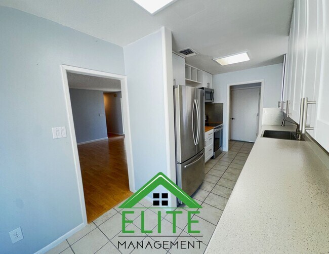 Building Photo - Charming 3?Bed/2?Bath Rosemont Ranch — Mod...
