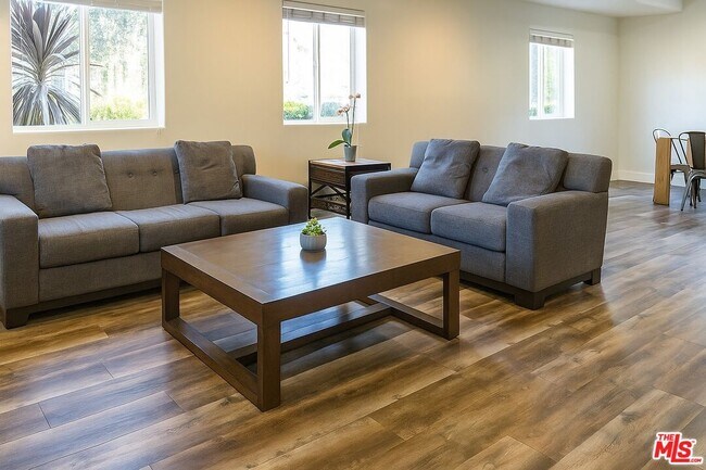 Building Photo - 1253 W 35th St