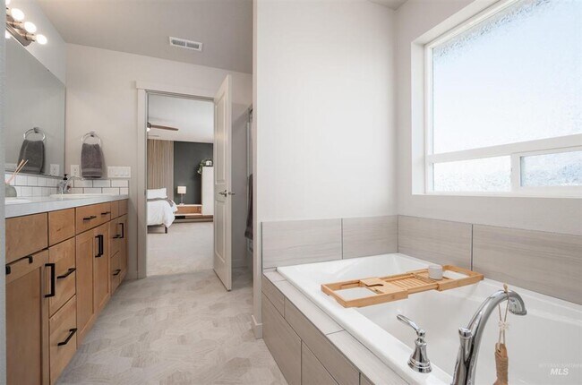 Building Photo - Spacious Modern Home w/Open Floor-Plan