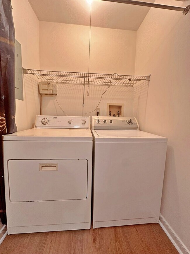 Building Photo - Bellevue - 2 Bedroom Apartment