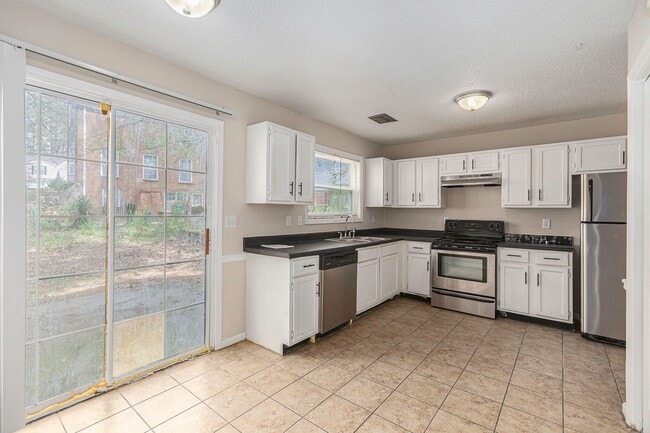 Building Photo - 3 bdrm  2.5 bath in Stone Mountain