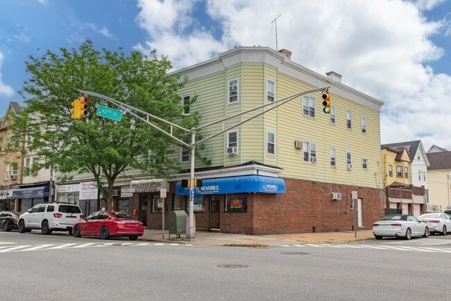 Primary Photo - 910-912-912 Broadway