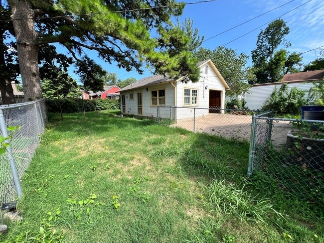 Building Photo - Nice 3 Bedroom 1 Bathroom Home With Detach...