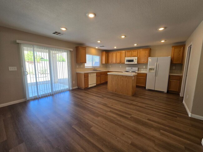 Building Photo - ****Two Weeks FREE RENT **** A Spacious 4 Bedroom House in Iron Mountain Ranch