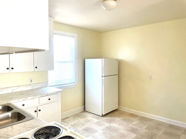 Building Photo - Sunny and Charming Beach Apartment For Rent!